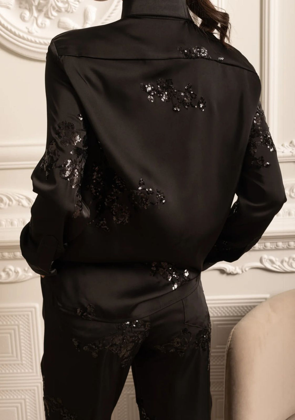 Conjunto de Camisa Bordada à Mão com Paetês e Calça de Cetim – Sofisticação em Cada Detalhe