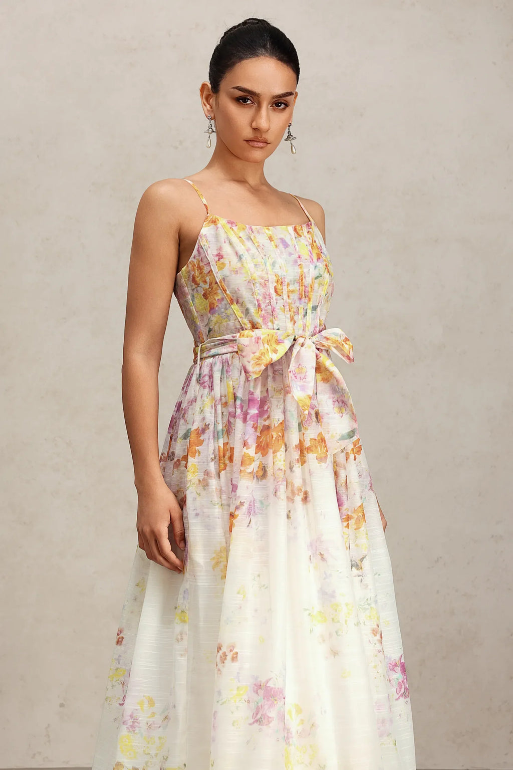 Vestido Midi Retrô com Alças Fina, Caimento Estruturado e Cintura Marcada