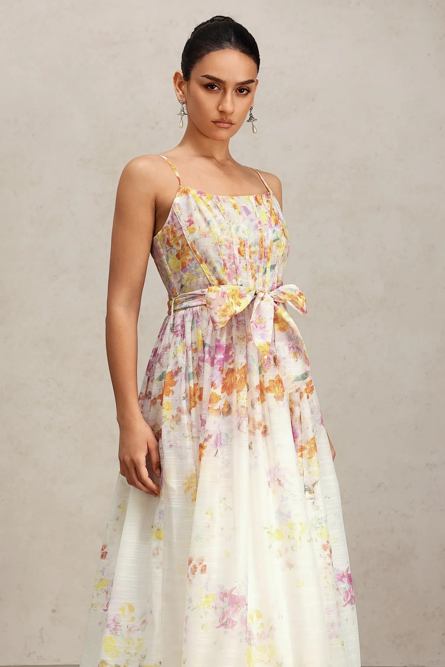 Vestido Midi Retrô com Alças Fina, Caimento Estruturado e Cintura Marcada