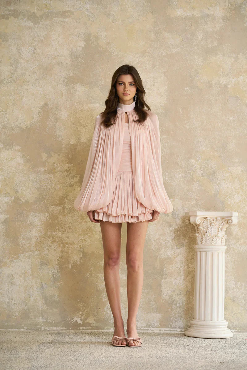 Conjunto Vestido e Capa Estruturada em Rosa Glossy