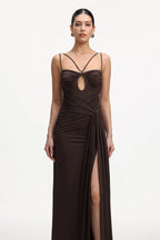 Vestido Longo Marrom com Fenda Alta e Recortes Elegantes – Modelo Drapeado