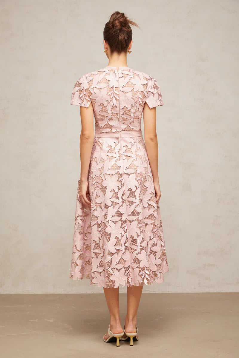 Vestido Elegante Bordado Floral, Renda Vazada e Corte em A