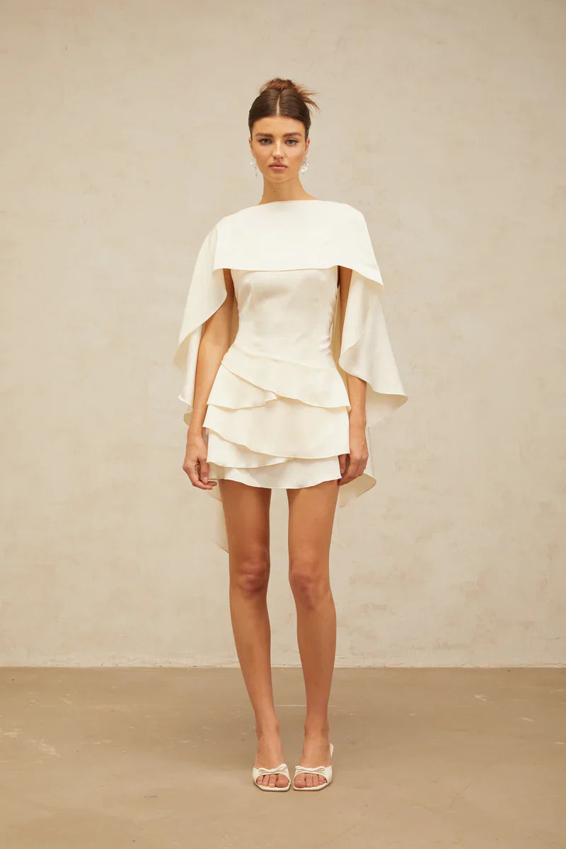 Vestido Escultural com Babados Assimétricos e Detalhe Estilo Xale