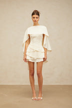 Vestido Escultural com Babados Assimétricos e Detalhe Estilo Xale