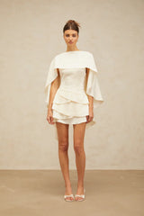 Vestido Escultural com Babados Assimétricos e Detalhe Estilo Xale