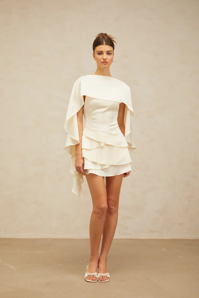 Vestido Escultural com Babados Assimétricos e Detalhe Estilo Xale
