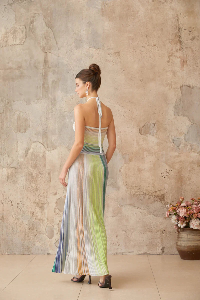 Vestido Contraste de Cores e Silhueta Alongada