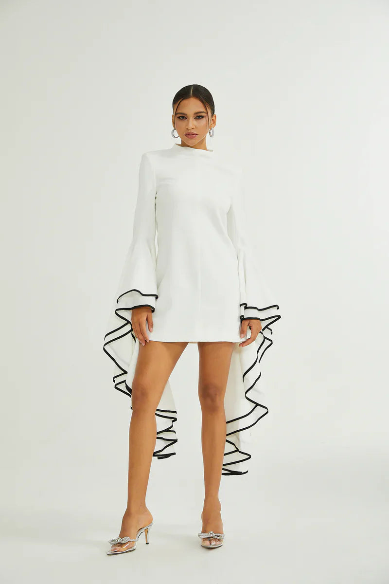Vestido Curto com Mangas Sino em Alfaiataria Branca
