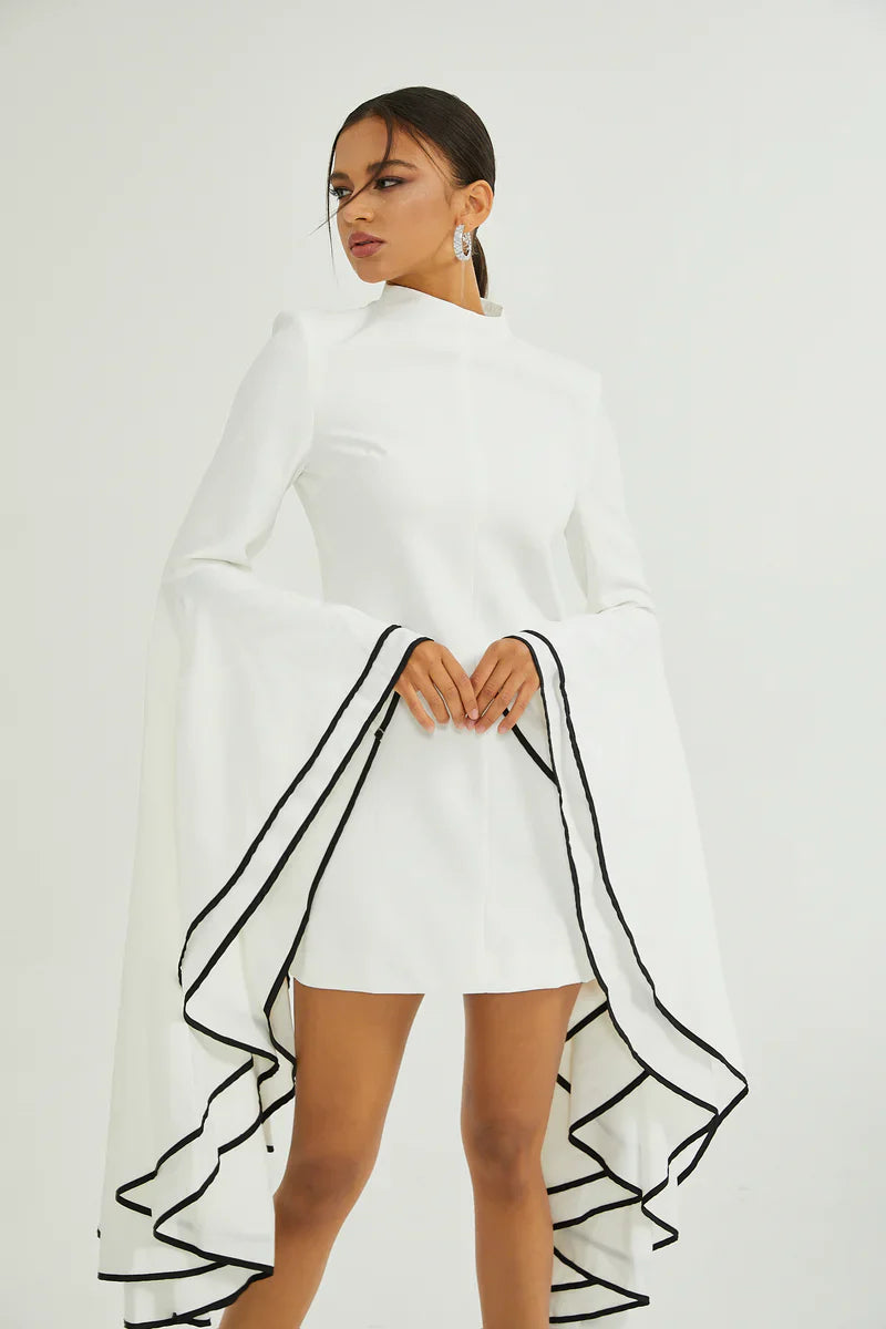 Vestido Curto com Mangas Sino em Alfaiataria Branca