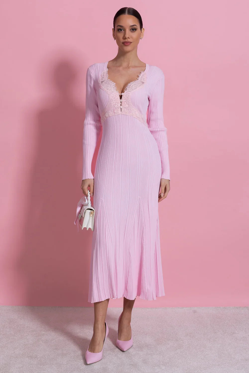 Vestido Midi em Tricô Canelado com Detalhes em Renda e Modelagem Sereia