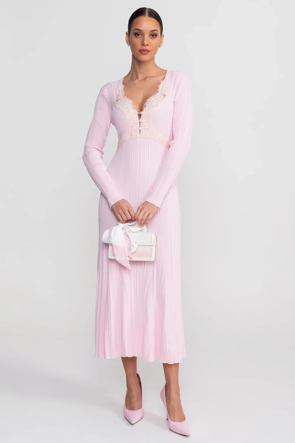Vestido Midi em Tricô Canelado com Detalhes em Renda e Modelagem Sereia