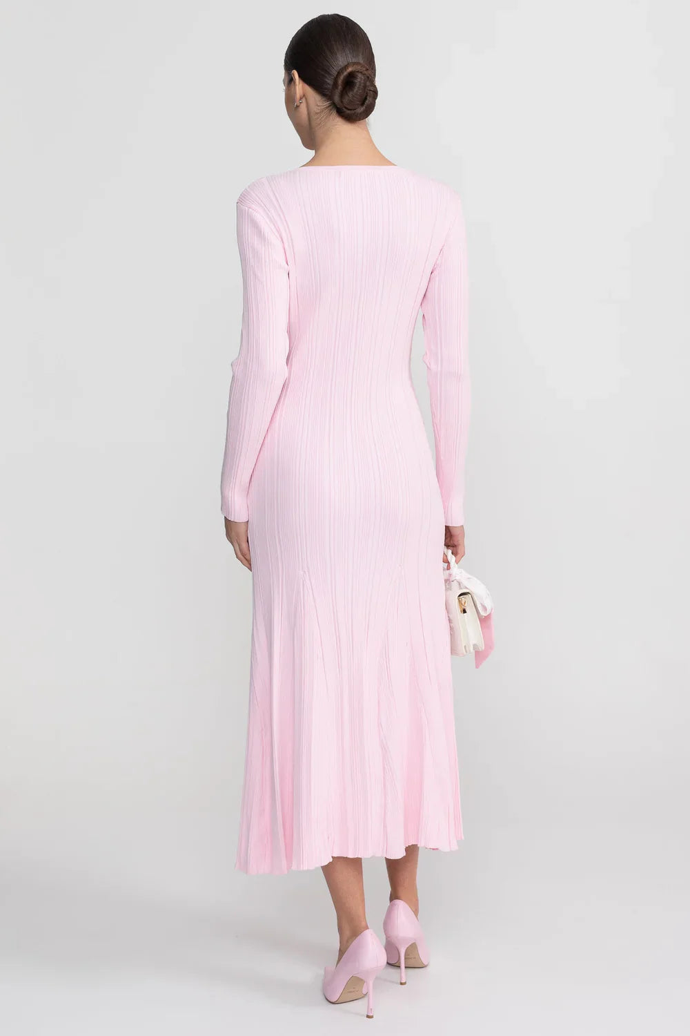 Vestido Midi em Tricô Canelado com Detalhes em Renda e Modelagem Sereia