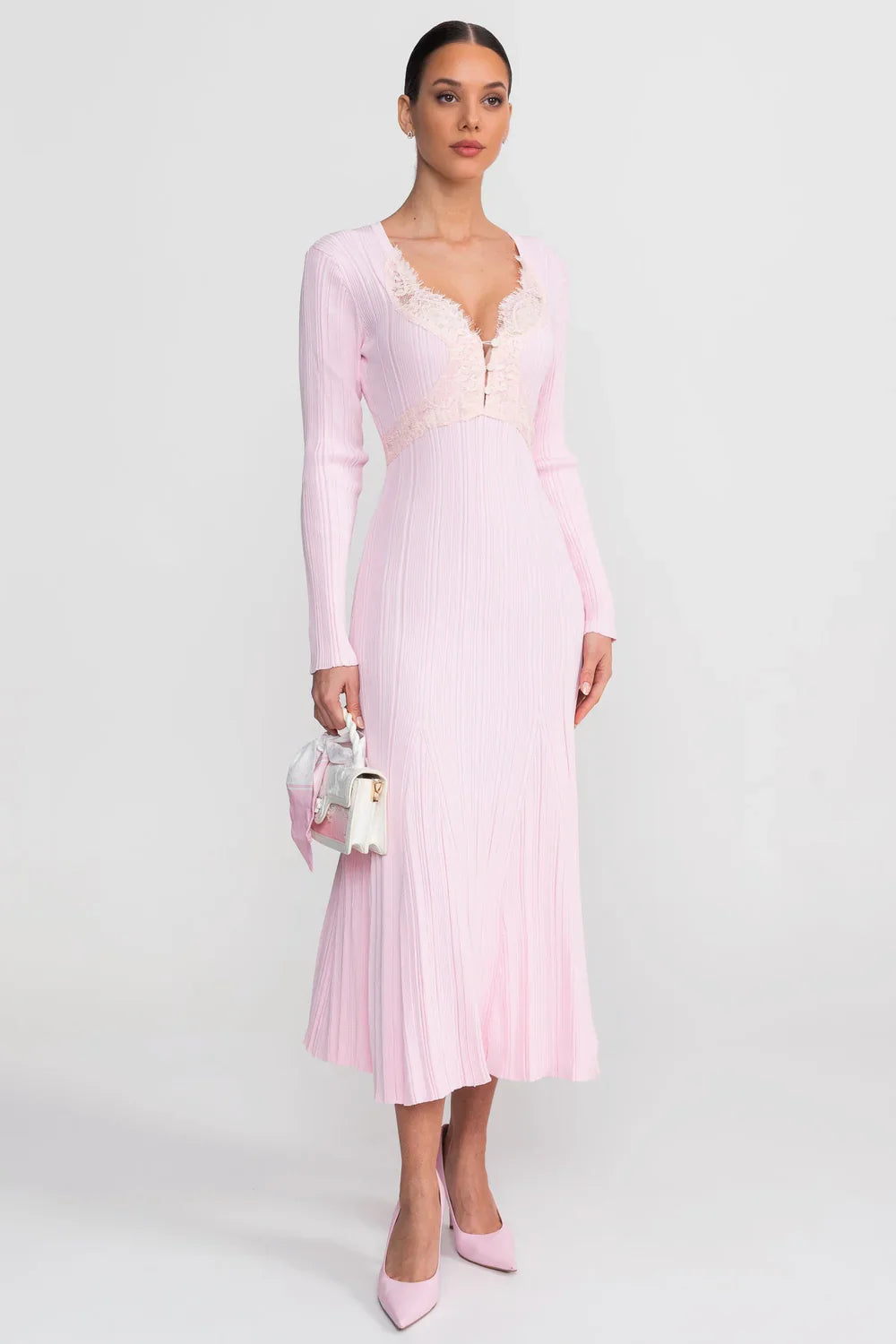 Vestido Midi em Tricô Canelado com Detalhes em Renda e Modelagem Sereia