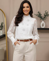 Camisa Branca com Gola Alta e Aplicações de Pérolas – Sofisticação e Charme