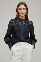 Blusa com Renda e Botões – Elegância Delicada e Atemporal