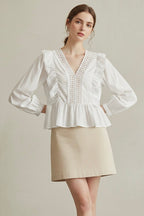 Blusa com Babados e Decote em V – Elegância Casual
