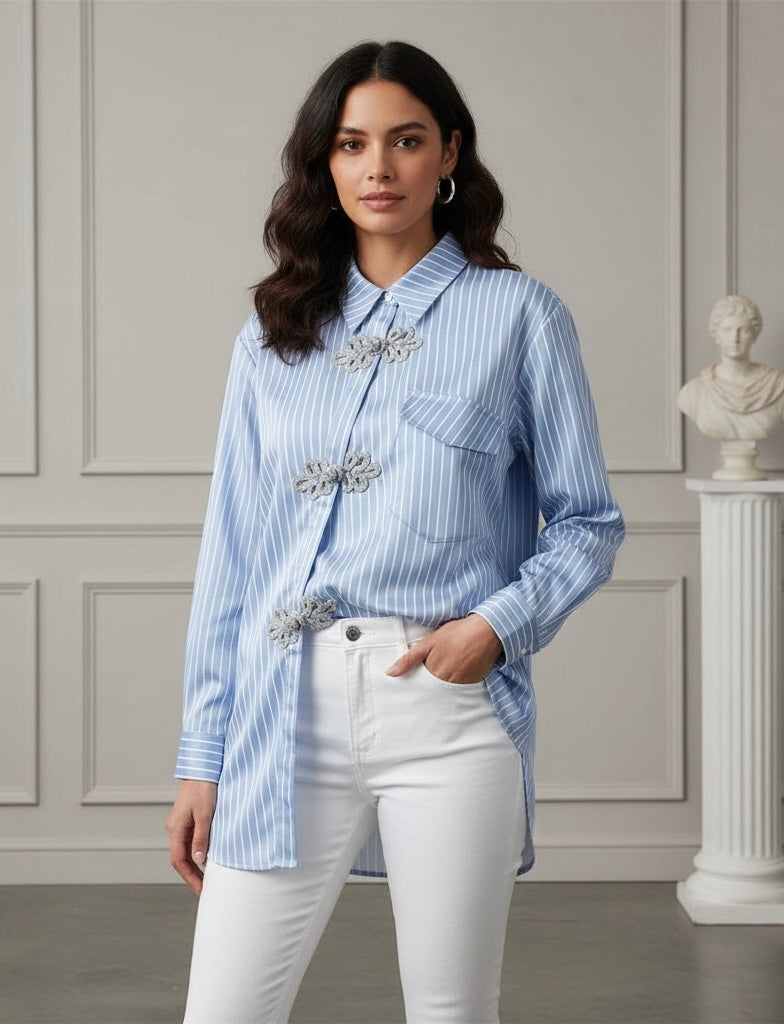 Camisa Listrada  Detalhe Bordado – Design Retrô e Elegância Atemporal