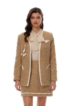 Conjunto Ghita — Blazer Tweed Dourado + Camisa com Laço + Saia Mini