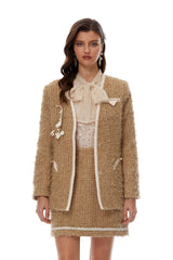 Conjunto Ghita — Blazer Tweed Dourado + Camisa com Laço + Saia Mini