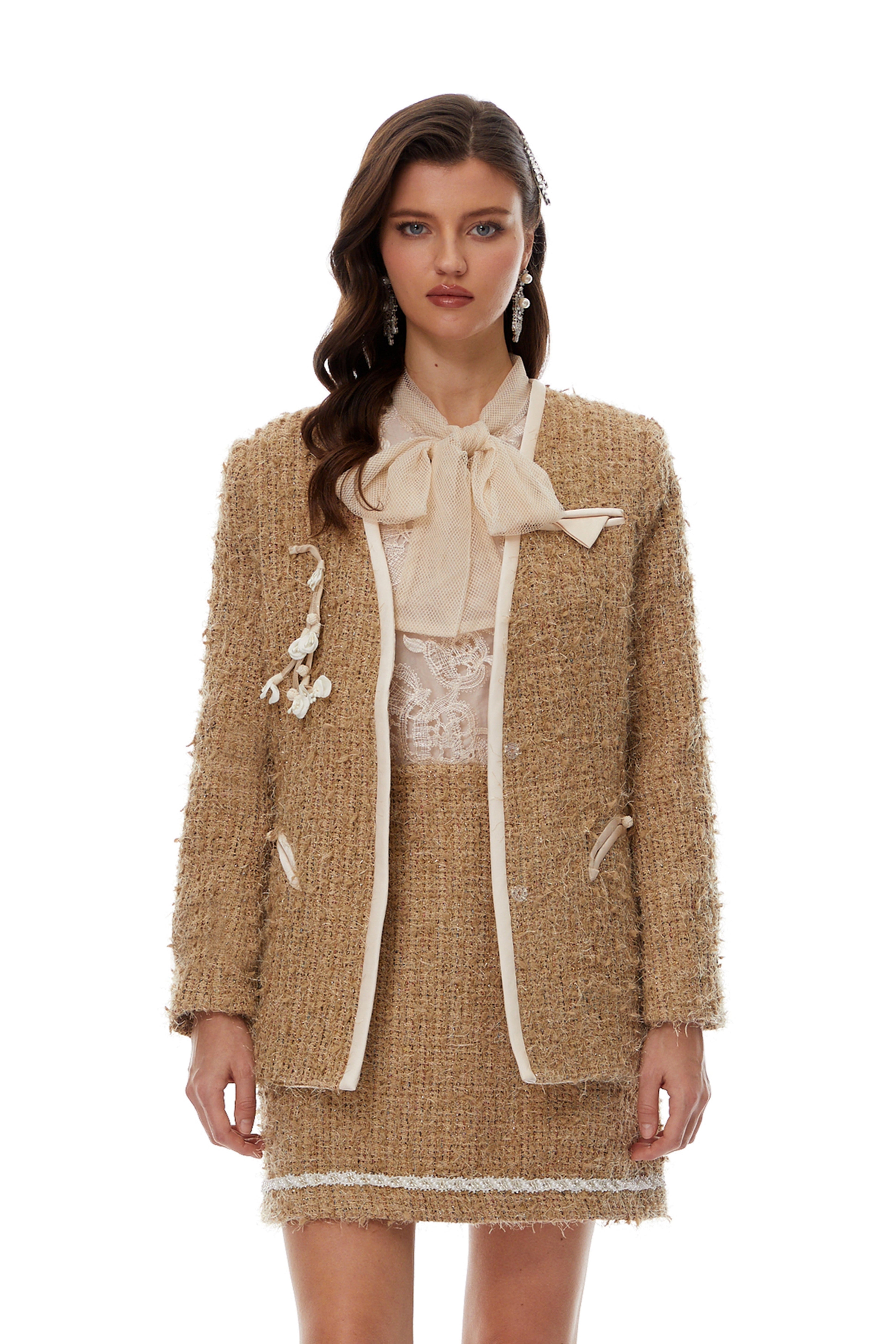Conjunto Ghita — Blazer Tweed Dourado + Camisa com Laço + Saia Mini