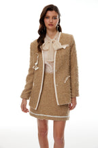 Conjunto Ghita — Blazer Tweed Dourado + Camisa com Laço + Saia Mini