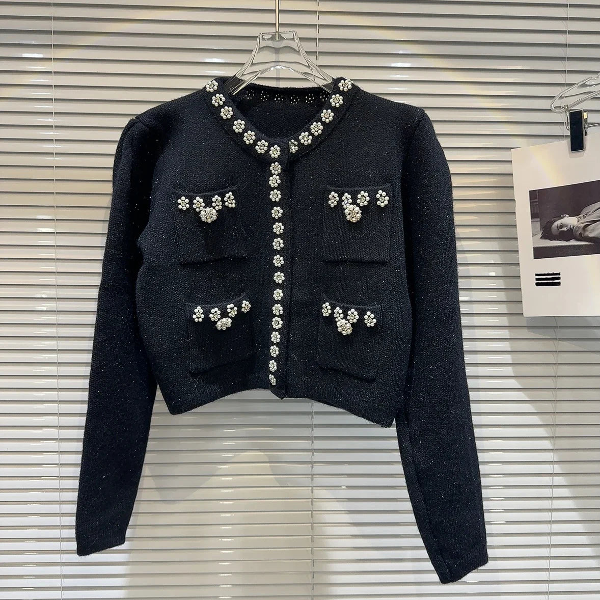 Conjunto Cardigã Curto e Saia Evasê com Bordados Artesanais e Pérolas