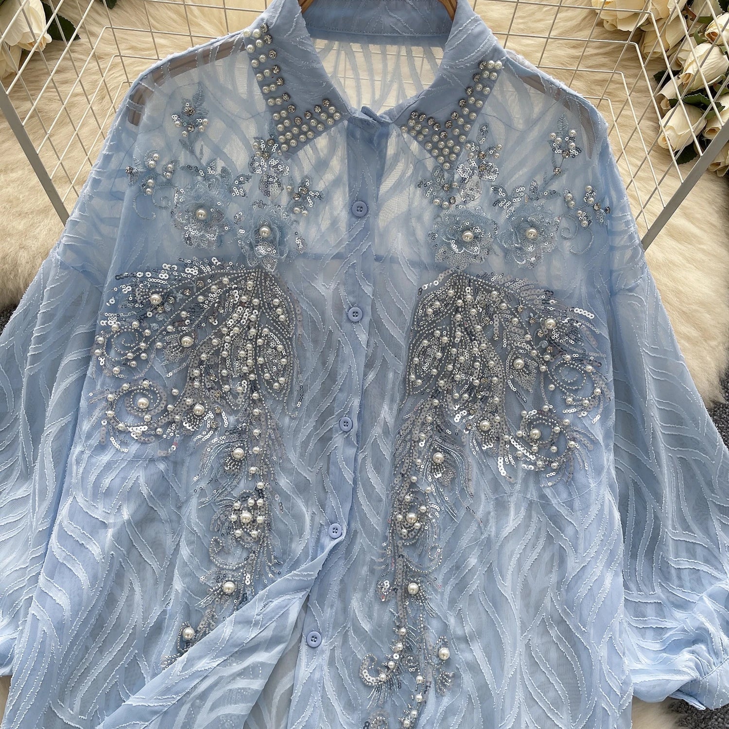 Camisa com Gola Alta, Bordados e Paetês – Elegância com Toque Brilhante