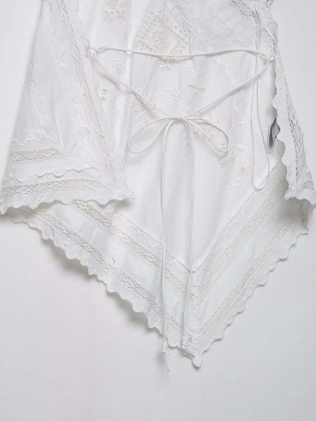 Top Elegante de Amarração com Bordado e Recorte Halter