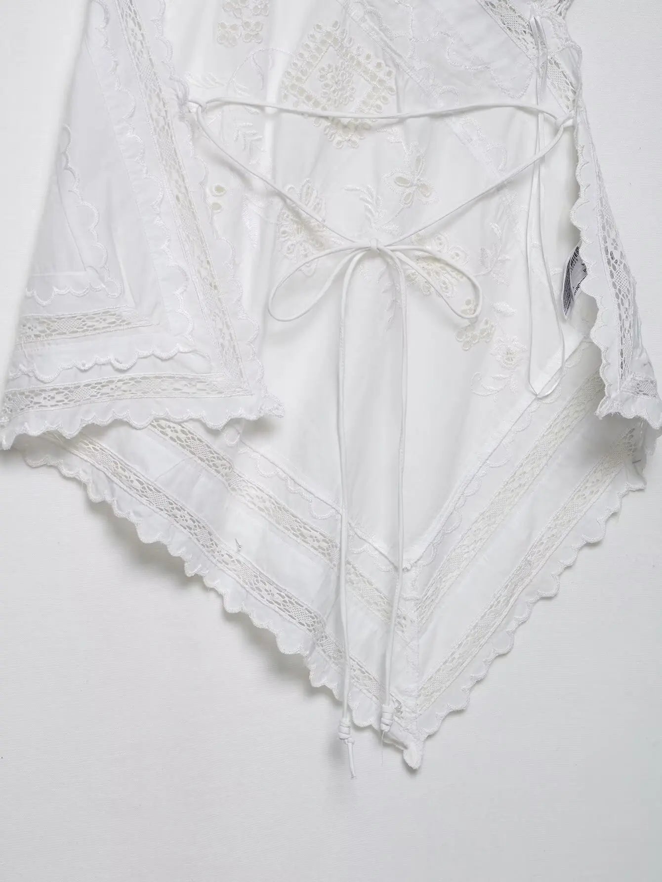 Top Elegante de Amarração com Bordado e Recorte Halter