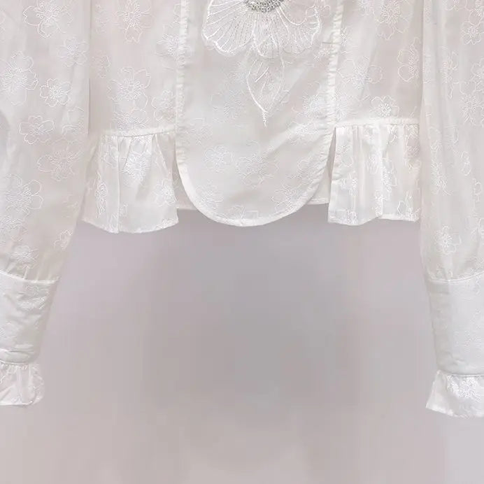 Camisa Branca com Gola Alta e Aplicações de Pérolas – Sofisticação e Charme