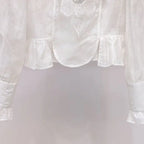 Camisa Branca com Gola Alta e Aplicações de Pérolas – Sofisticação e Charme