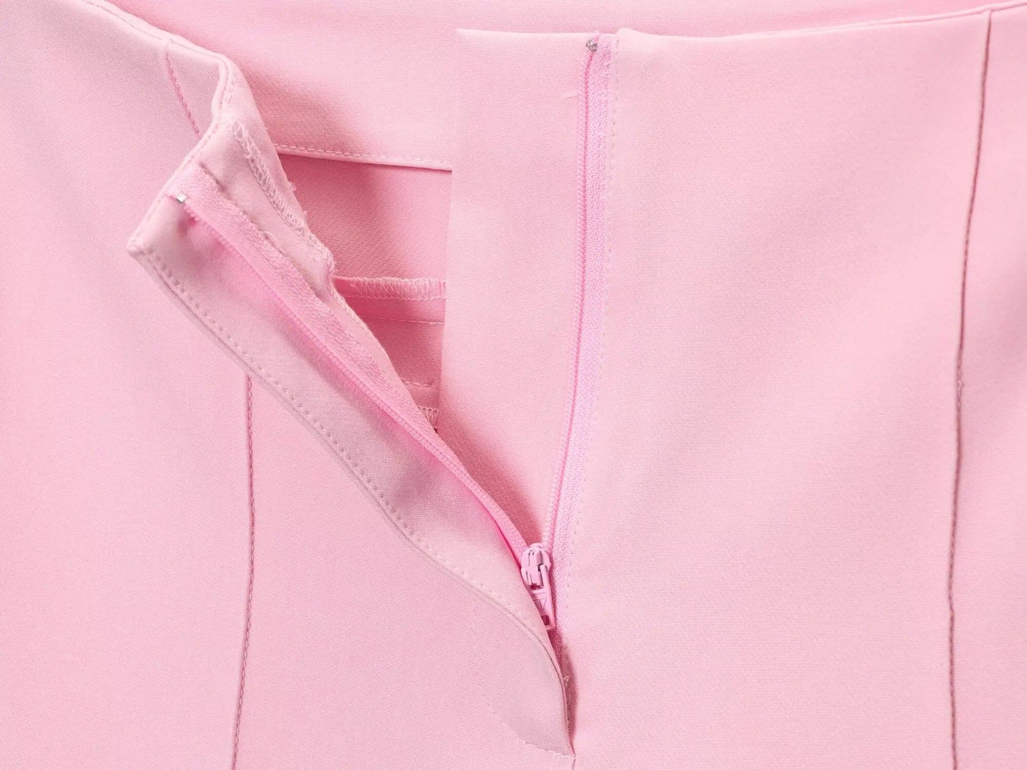 Colete Sem Mangas com Saia Curta ou Calça Flare, Estilo Moderno e Minimalista