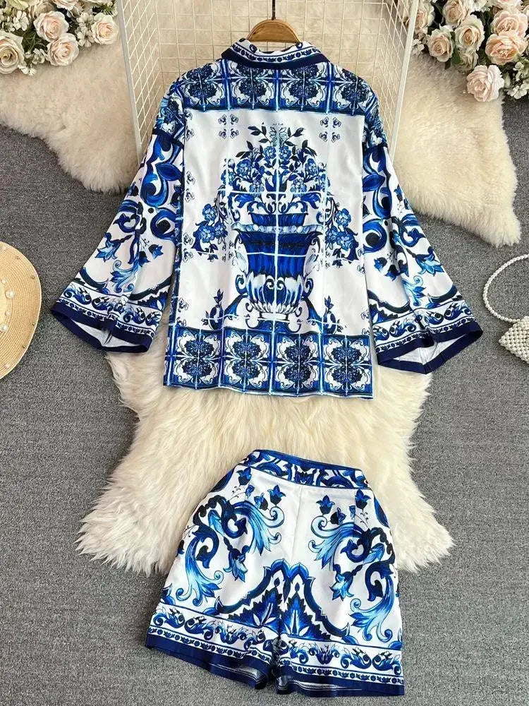 Conjunto Fashion Primavera - Camisa e Shorts com Estampa de Porcelana Azul e Branca