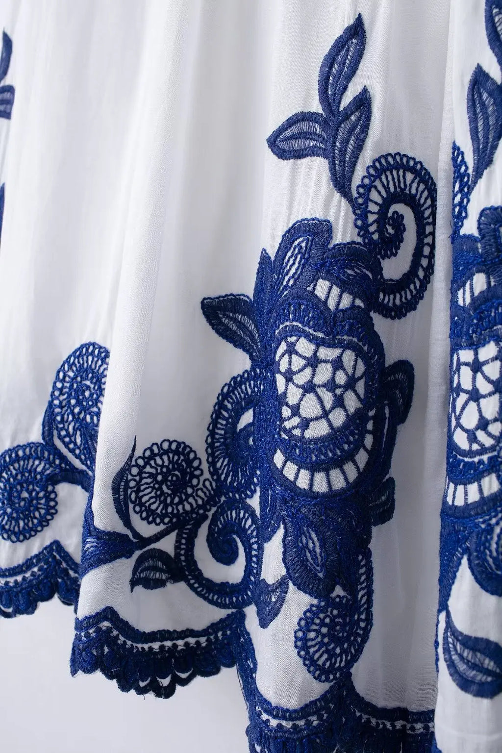 Conjunto Elegante – Camisa Bordada E Saia Plissada