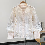 Blusa com Renda e Botões – Elegância Delicada e Atemporal