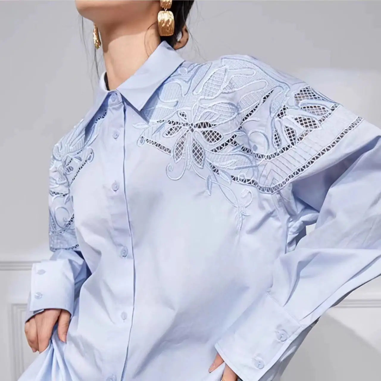 Camisa de Algodão Bordada com Flores e Recorte