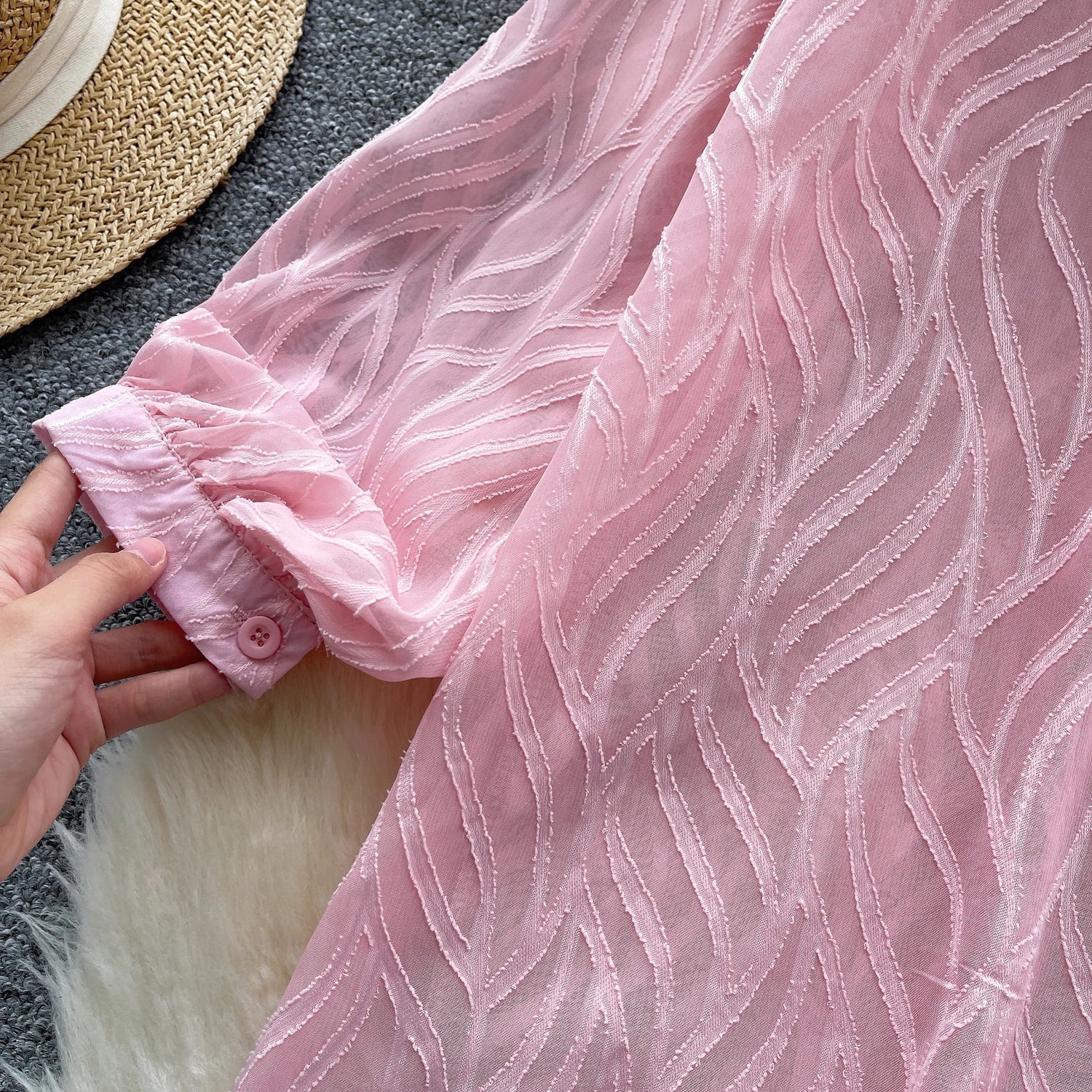 Camisa com Gola Alta, Bordados e Paetês – Elegância com Toque Brilhante