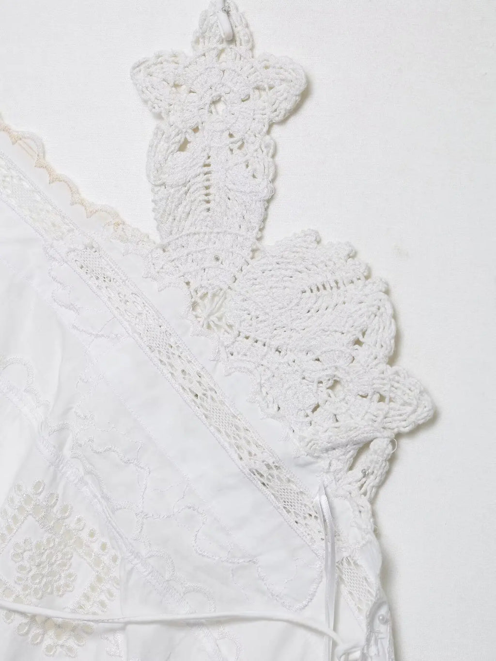 Top Elegante de Amarração com Bordado e Recorte Halter