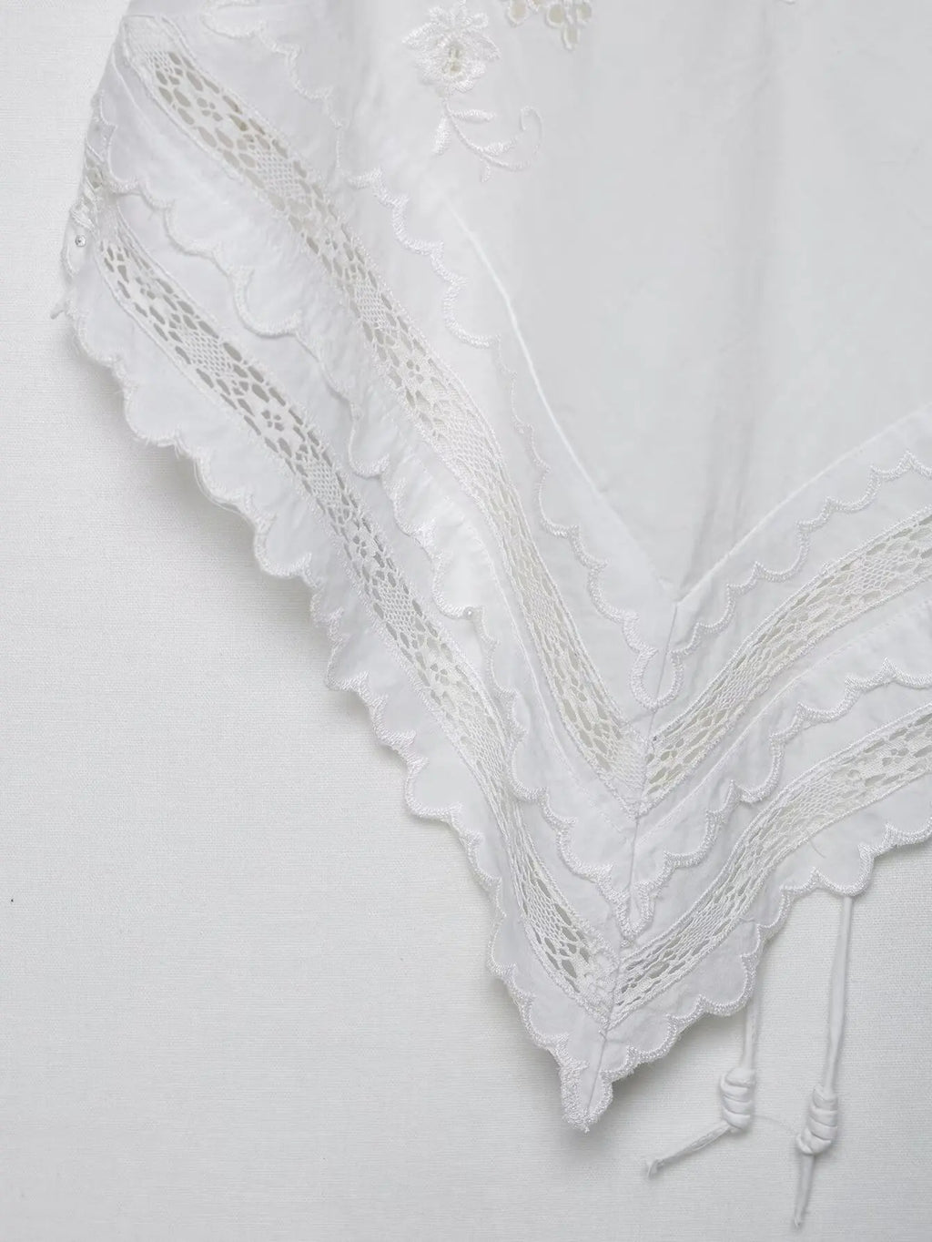 Top Elegante de Amarração com Bordado e Recorte Halter