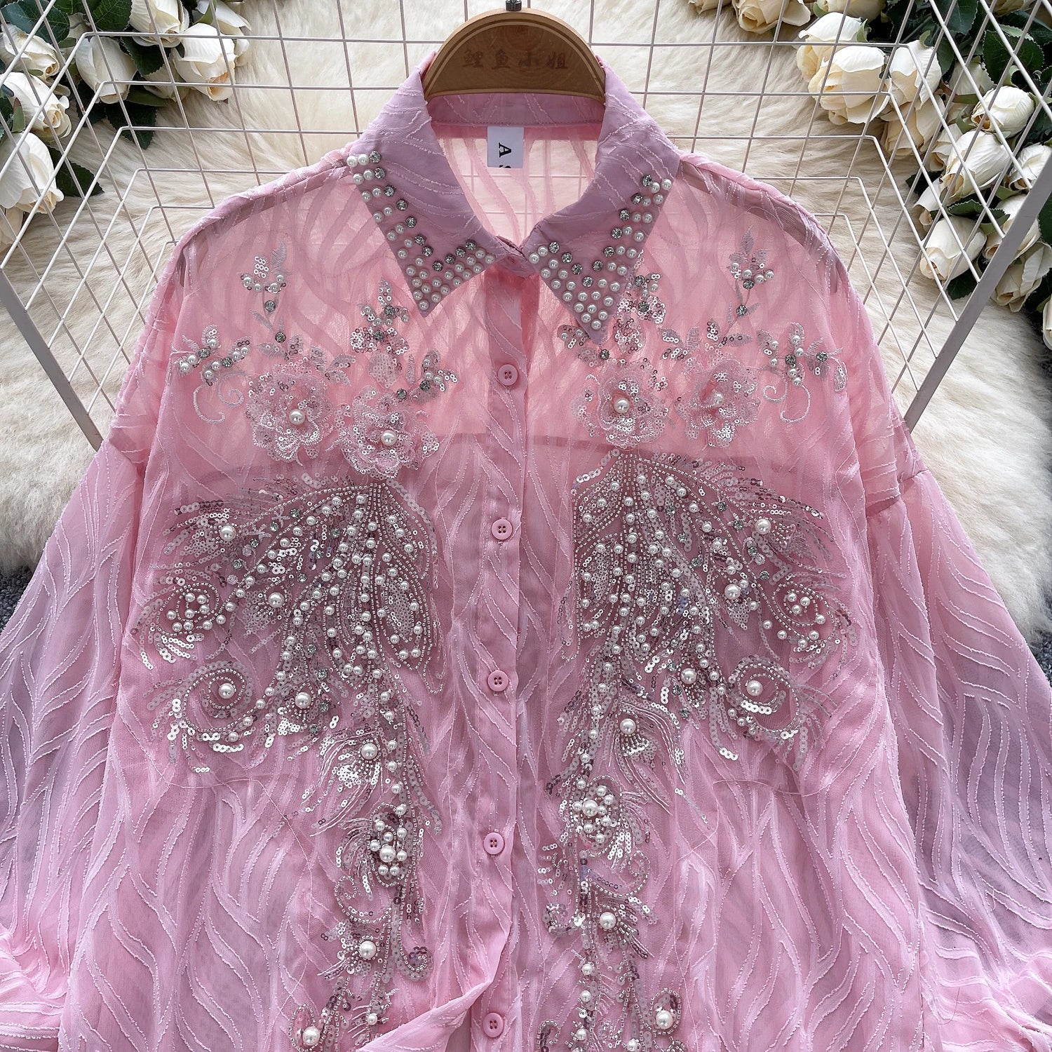 Camisa com Gola Alta, Bordados e Paetês – Elegância com Toque Brilhante