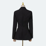 Blazer de Alfaiataria e Detalhe de Fivela Lateral - Modelagem Acinturada e Sofisticada