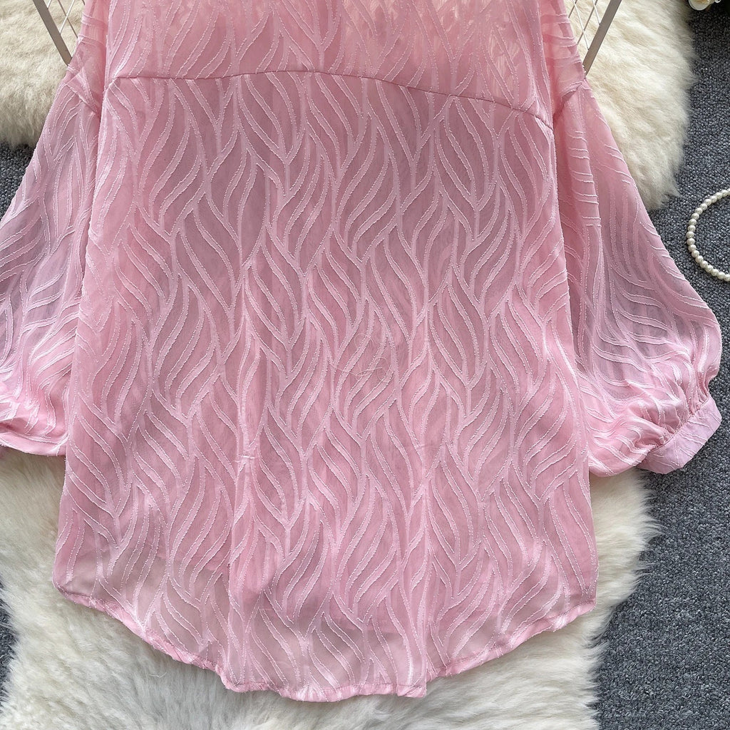 Camisa com Gola Alta, Bordados e Paetês – Elegância com Toque Brilhante