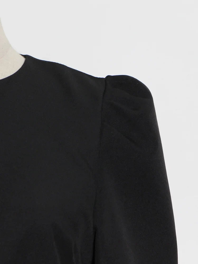 Blusa Minimalista com Plumas – Estilo e Sofisticação