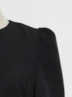 Blusa Minimalista com Plumas – Estilo e Sofisticação
