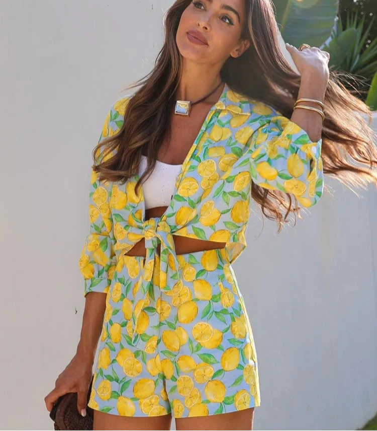 Conjunto Verão – Camisa Estampada com Amarração + Shorts de Cintura Alta