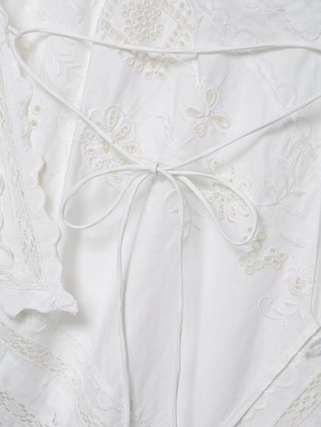 Top Elegante de Amarração com Bordado e Recorte Halter