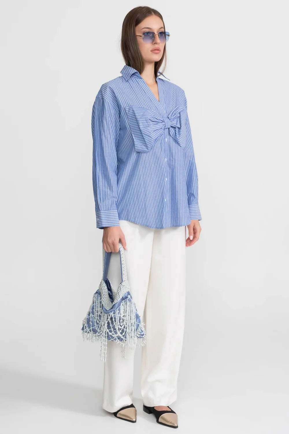 Camisa Casual com Laço Frontal e Listras Elegantes