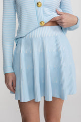 Conjunto em Tricô Estruturado -  Cardigan com Botões Dourados e Saia Plissada