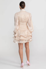 Vestido Curto Champagne Cetim Perolado – Elegância e Movimento