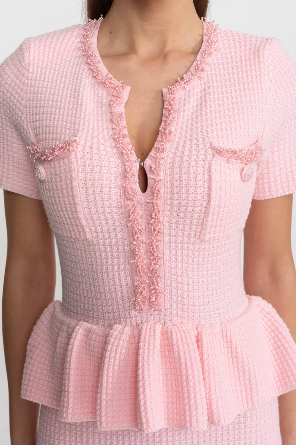 Vestido Midi em Tricô com Babados e Bordados de Pérolas – Luxo e Delicadeza
